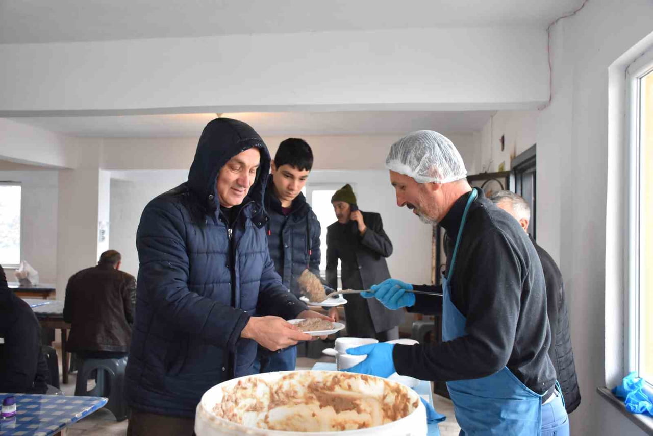 SAKARYA’NIN HENDEK İLÇESİ DİKMEN MAHALLESİ’NDE 117 YILDIR İMECE USULÜYLE SÜRDÜRÜLEN TOPLU...