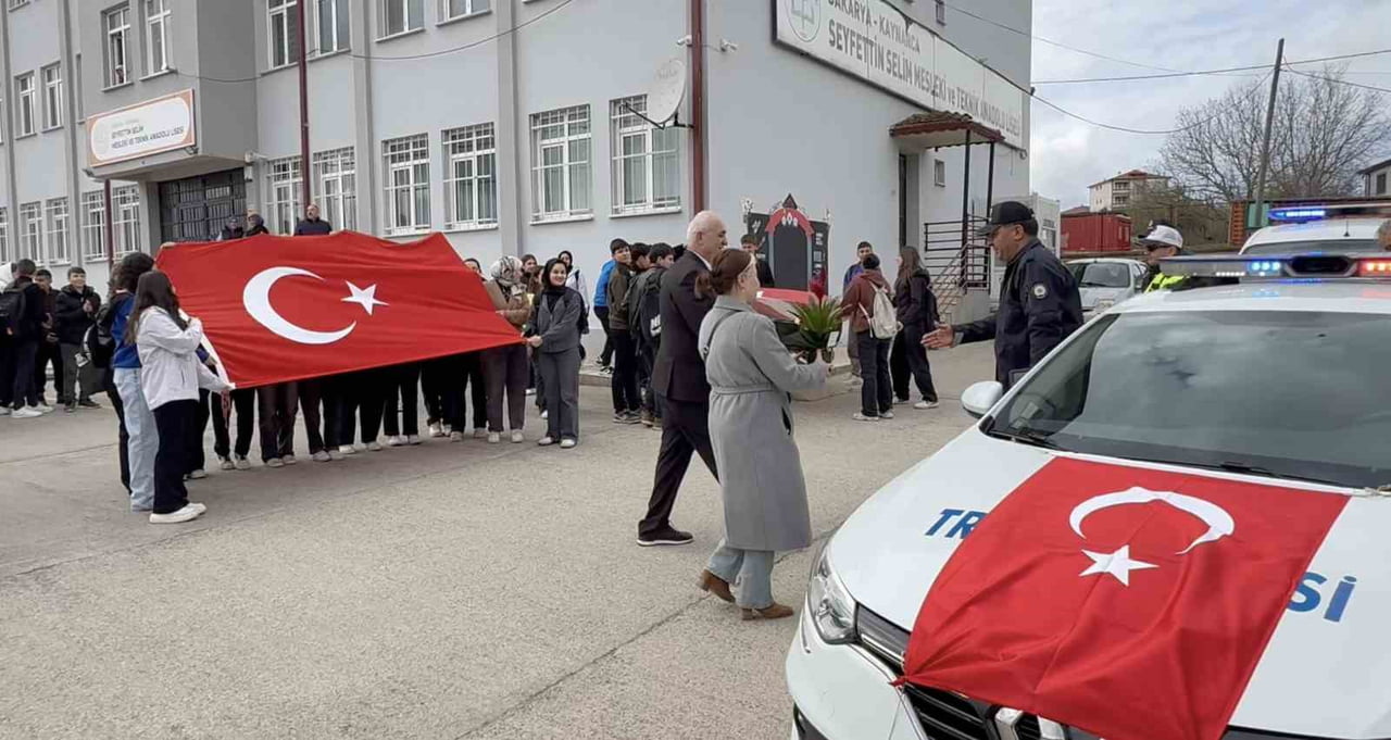 SAKARYA’NIN KAYNARCA İLÇESİNDE LİSEDE KAVGA OLDUĞU İHBARINDA BULUNAN ÖĞRETMEN VE ÖĞRENCİLER, POLİS...