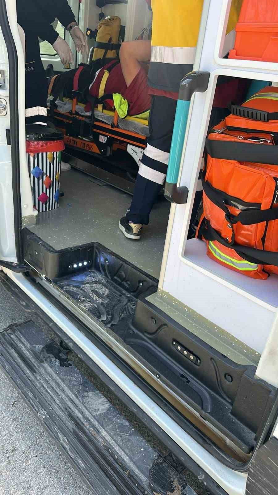 SAKARYA’NIN KAYNARCA İLÇESİNDE YAKIT YÜKLÜ BİR KAMYONUN KONTROLDEN ÇIKARAK KAZA YAPMASI SONUCU BİR...