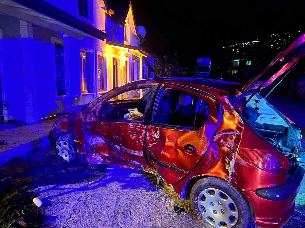 SAKARYA’NIN SAPANCA İLÇESİNDE KONTROLDEN ÇIKAN OTOMOBİL, EVİN DUVARINA ÇARPARAK DURABİLDİ. MEYDANA...