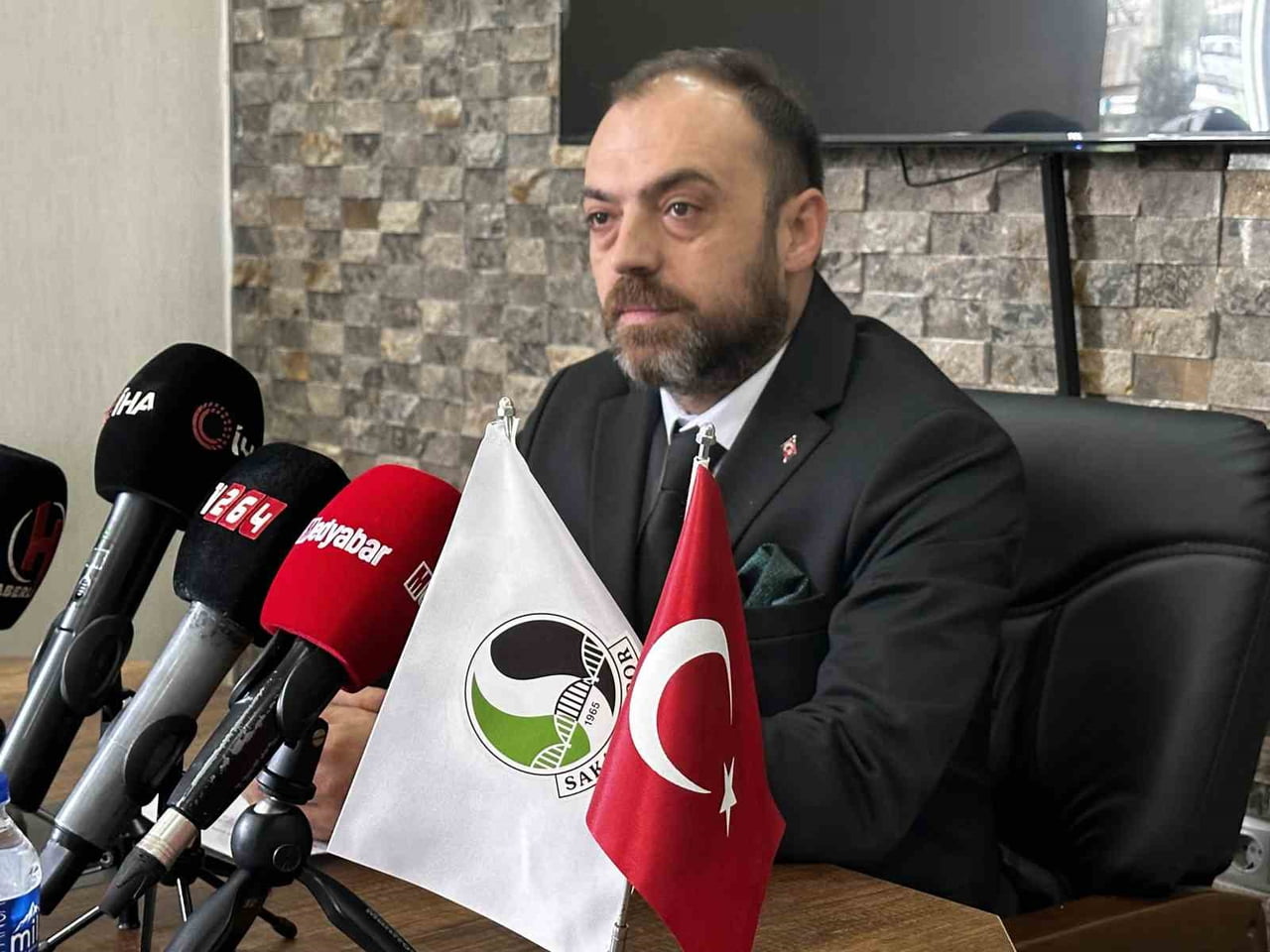 SAKARYASPOR KULÜP BAŞKANI ENES ZENGİN, RÜSTEMLER TESİSLERİ'NDE DÜZENLEDİĞİ BASIN TOPLANTISINDA...