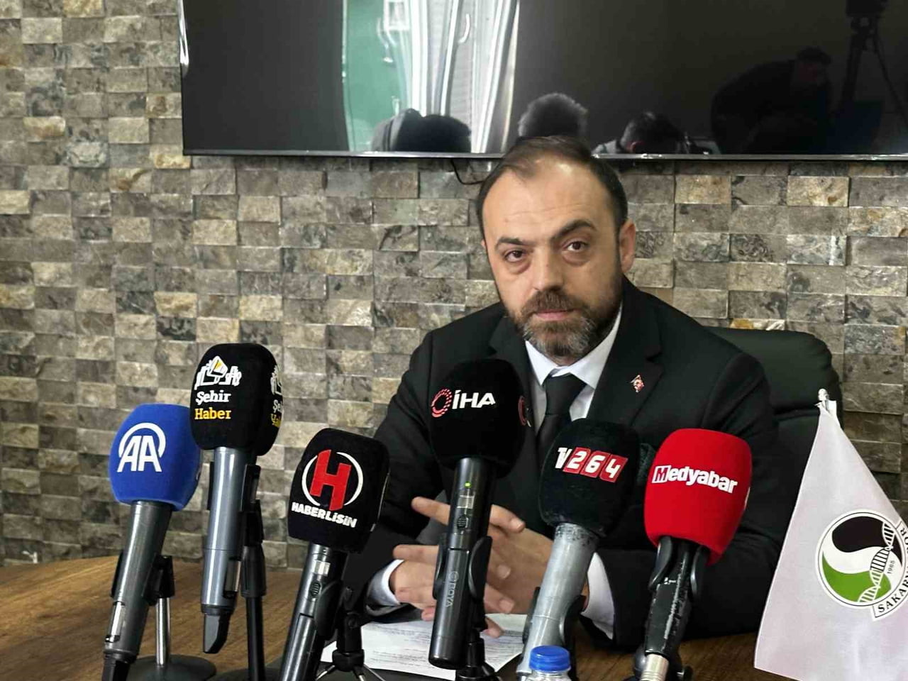 SAKARYASPOR KULÜP BAŞKANI ENES ZENGİN, RÜSTEMLER TESİSLERİ'NDE DÜZENLEDİĞİ BASIN TOPLANTISINDA...