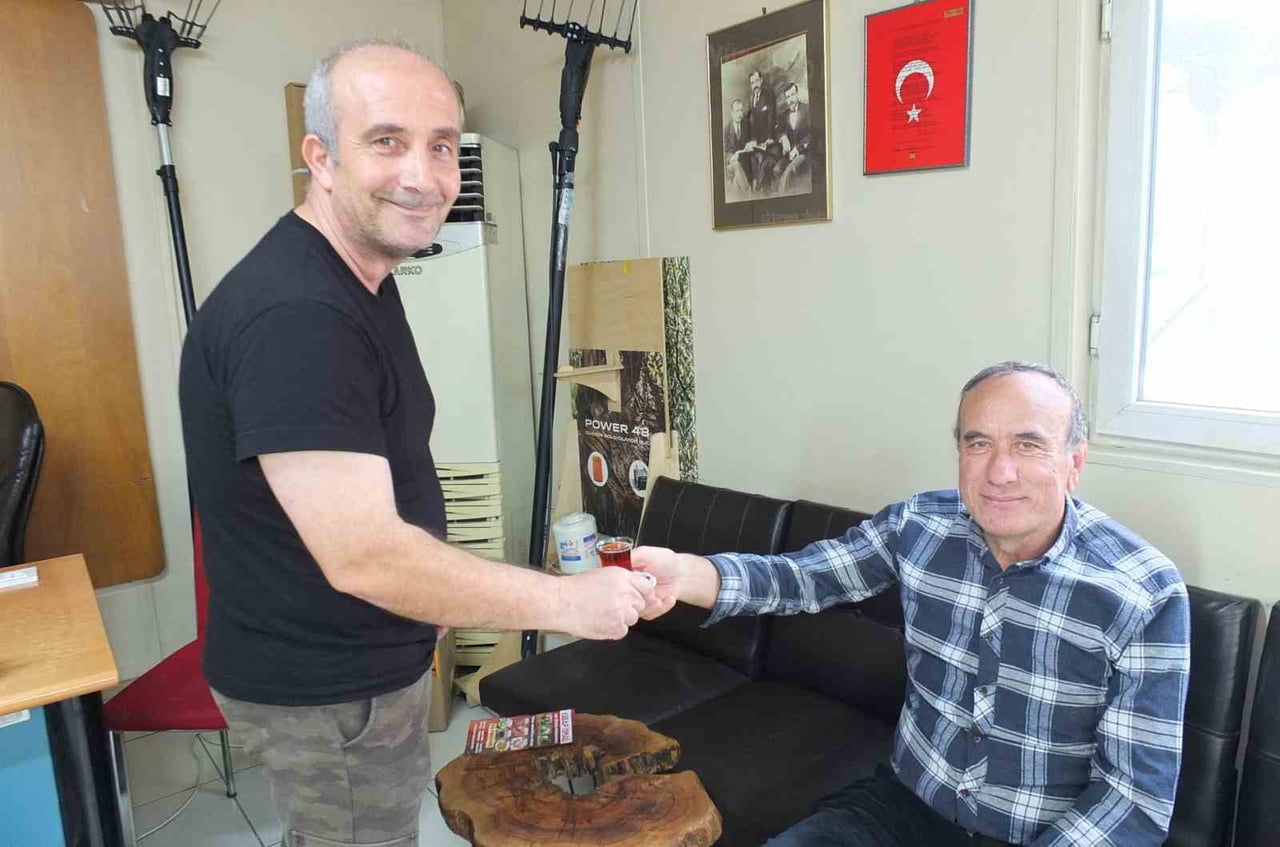 ŞAKİR CİHAN ÇAY SERVİSİ YAPIYOR