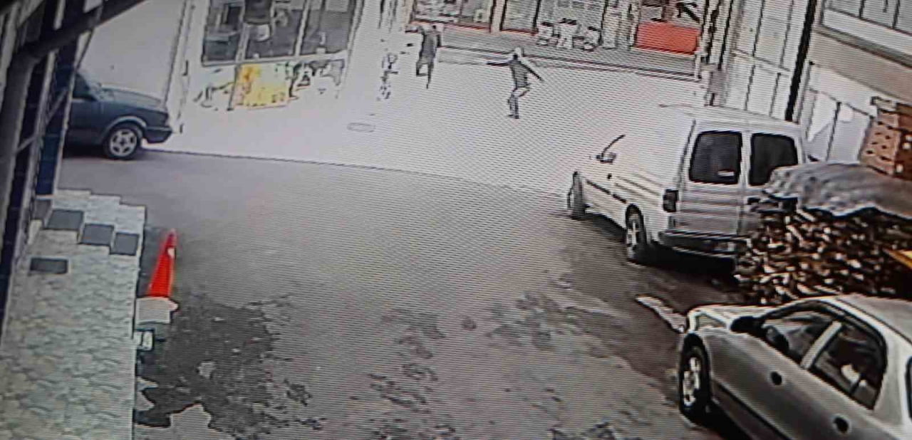 SALDIRI ANI ÇEVREDE BULUNAN BİR İŞ YERİNİN GÜVENLİK KAMERASINA SANİYE SANİYE YANSIDI.