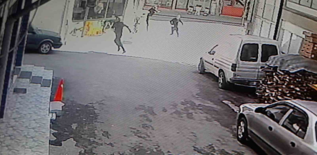SALDIRI ANI ÇEVREDE BULUNAN BİR İŞ YERİNİN GÜVENLİK KAMERASINA SANİYE SANİYE YANSIDI.