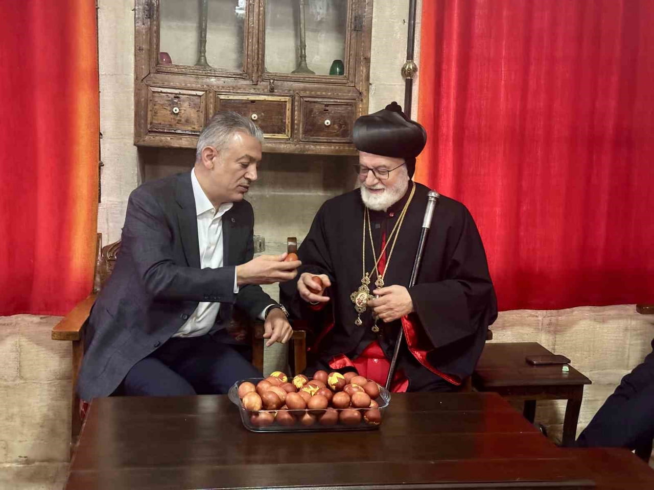 SALİBA ÖZMEN, VALİ AKKOYUN VE BERABERİNDEKİLERLE YUMURTA TOKUŞTURDU.