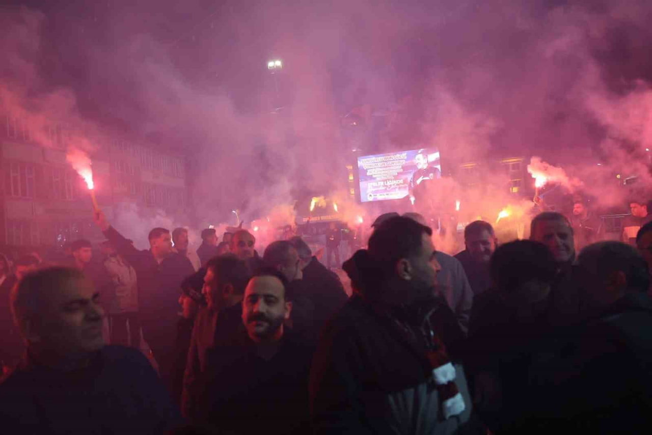 ŞAMPİYON OLARAK EFELER LİGİ'NE YÜKSELEN SUNGURLUBELEDİYESPOR TAKIMI, ŞAMPİYONLUK MAÇININ ARDINDAN...