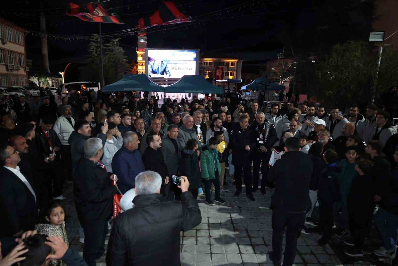 ŞAMPİYON OLARAK EFELER LİGİ'NE YÜKSELEN SUNGURLUBELEDİYESPOR TAKIMI, ŞAMPİYONLUK MAÇININ ARDINDAN...