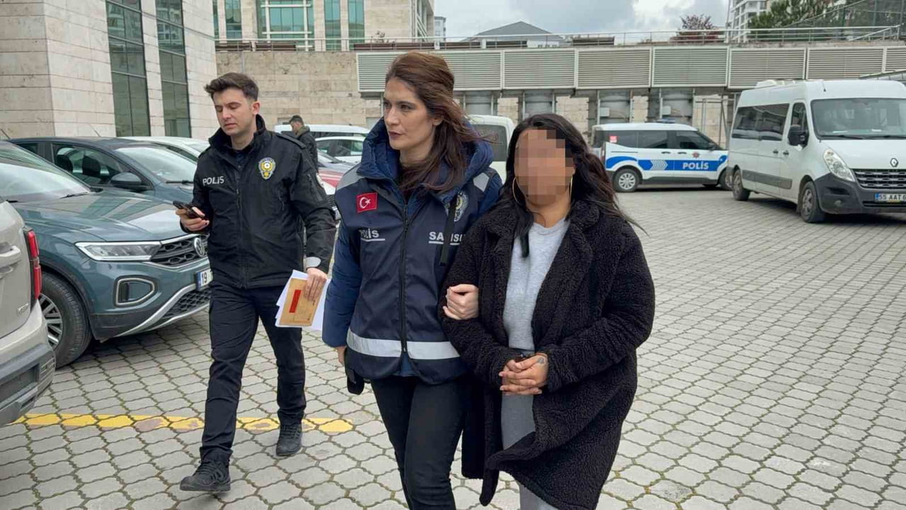 SAMSUN'DA BİR İLKOKULDA GÖREVLİ ÖĞRETMENE DERS SIRASINDA SINIFA GİREREK  HAKARET, TEHDİT VE...