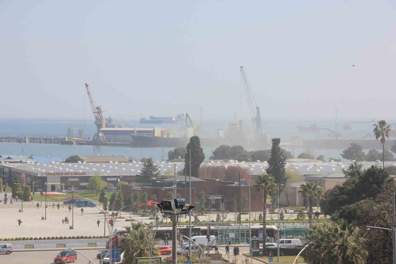 SAMSUN'DA LİMANDA GEMİYE YAPILAN YÜKLEME SIRASINDA OLUŞAN YOĞUN TOZ BULUTU, RÜZGARIN ETKİSİYLE...