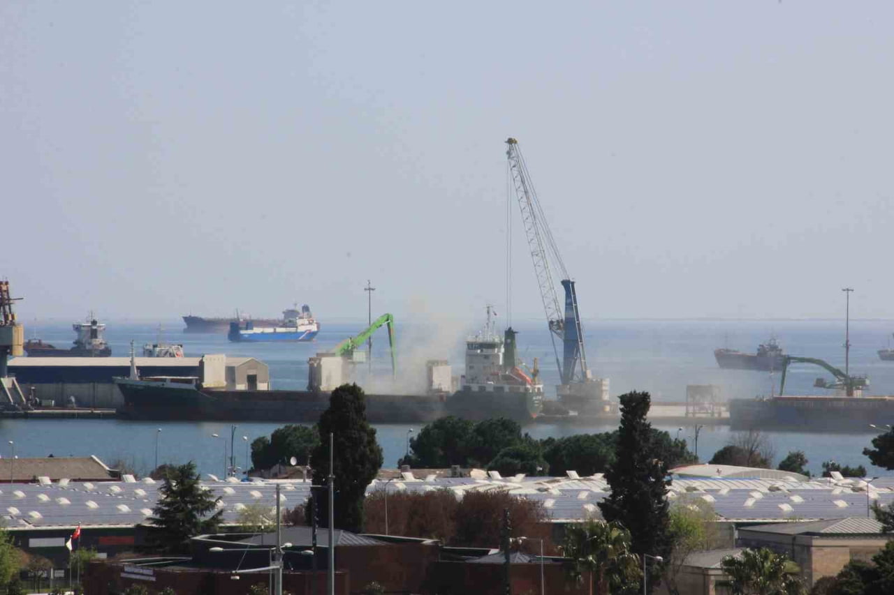 SAMSUN'DA LİMANDA GEMİYE YAPILAN YÜKLEME SIRASINDA OLUŞAN YOĞUN TOZ BULUTU, RÜZGARIN ETKİSİYLE...