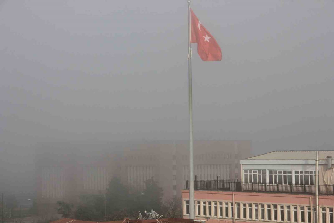SAMSUN'DA SİS ETKİLİ OLDU, GÖRÜŞ MESAFESİ DÜŞTÜ.