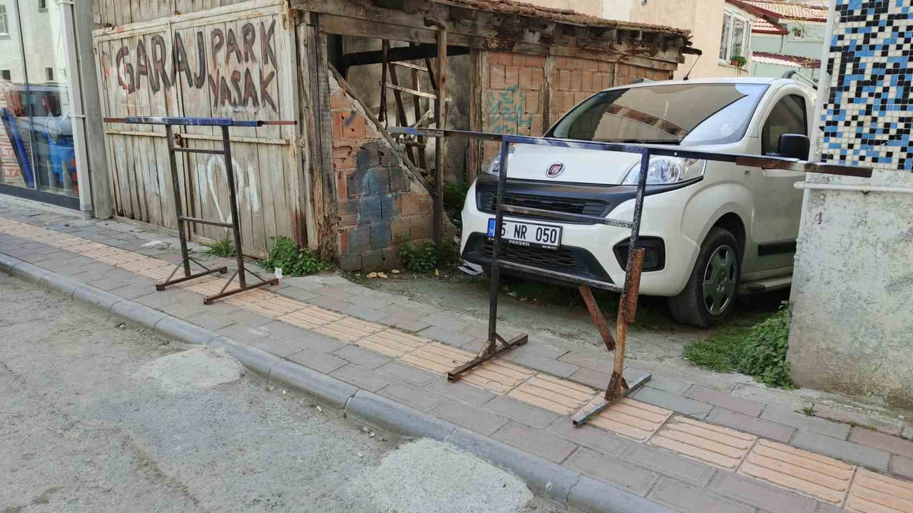 SAMSUN'UN BAFRA İLÇESİNDE KALDIRIMA KONULAN SEYYAR BARİYERLER NEDENİYLE MEYDANA GELEN KAZADA 2...