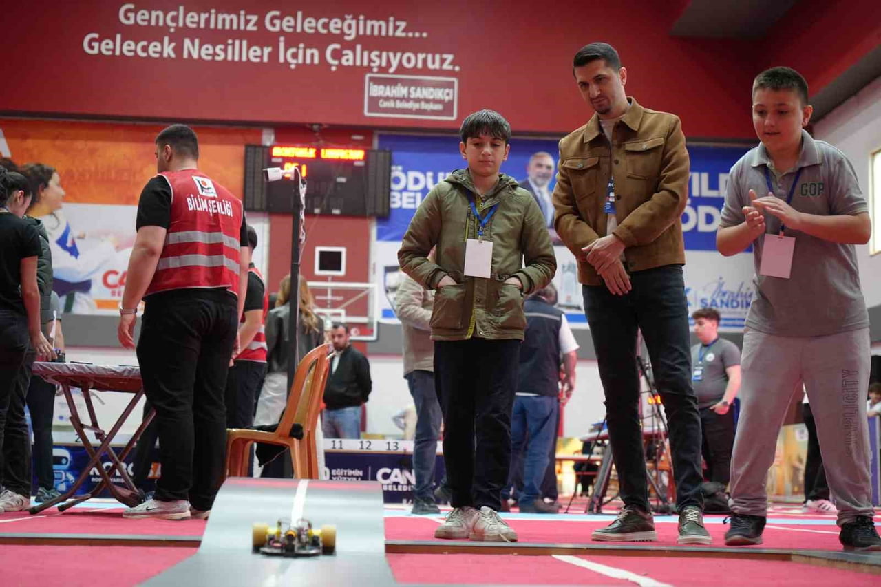 SAMSUN'UN CANİK İLÇESİNDE DÜZENLENEN ROBOSAM ROBOT YARIŞMASI'NDA ONLARCA ÖĞRENCİ HAZIRLADIKLARI...