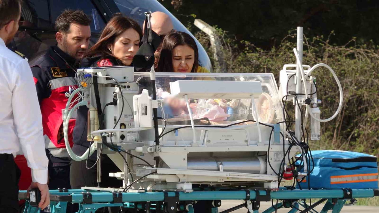 SAMSUN'UN VEZİRKÖPRÜ İLÇESİNDE SOLUNUM SIKINTISI YAŞAYAN YENİ DOĞAN BEBEK, AMBULANS HELİKOPTERLE...