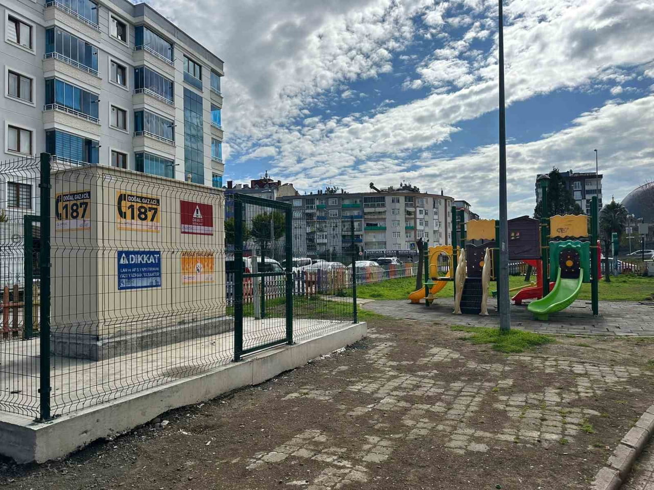 SAMSUN ATAKUM İLÇESİNDE BİR ÇOCUK PARKINA KURULAN DOĞALGAZ BASINÇ DÜŞÜRME İSTASYONU MAHALLE...