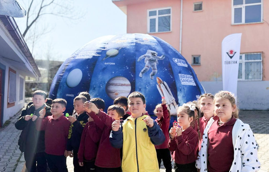 SAMSUN CANİK BELEDİYESİ'NİN CANİK ÖZDEMİR BAYRAKTAR KEŞİF KAMPÜSÜ OKULLARA KURDUĞU PLANETARYUMLA...