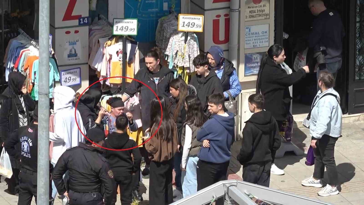 SAMSUN CUMHURİYET MEYDANI’NDA İKİ KADIN ARASINDA BAŞLAYAN TARTIŞMA KAVGAYA DÖNÜŞTÜ. POLİS VE...