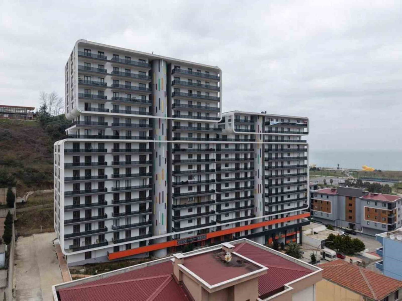 SAMSUN’DA 2010 YILINDA İHALESİ YAPILAN VE 136 DAİRE İLE 11 DÜKKÂNDAN OLUŞAN HAZNEDAR KONAKLARI’NDA...