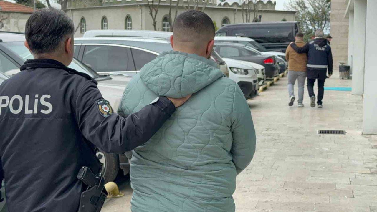 SAMSUN’DA BİR KİŞİNİN EVİNE ZORLA GİRİP DARBEDEN VE O ANLARI CEP TELEFONU İLE KAYDEDEREK SOSYAL...