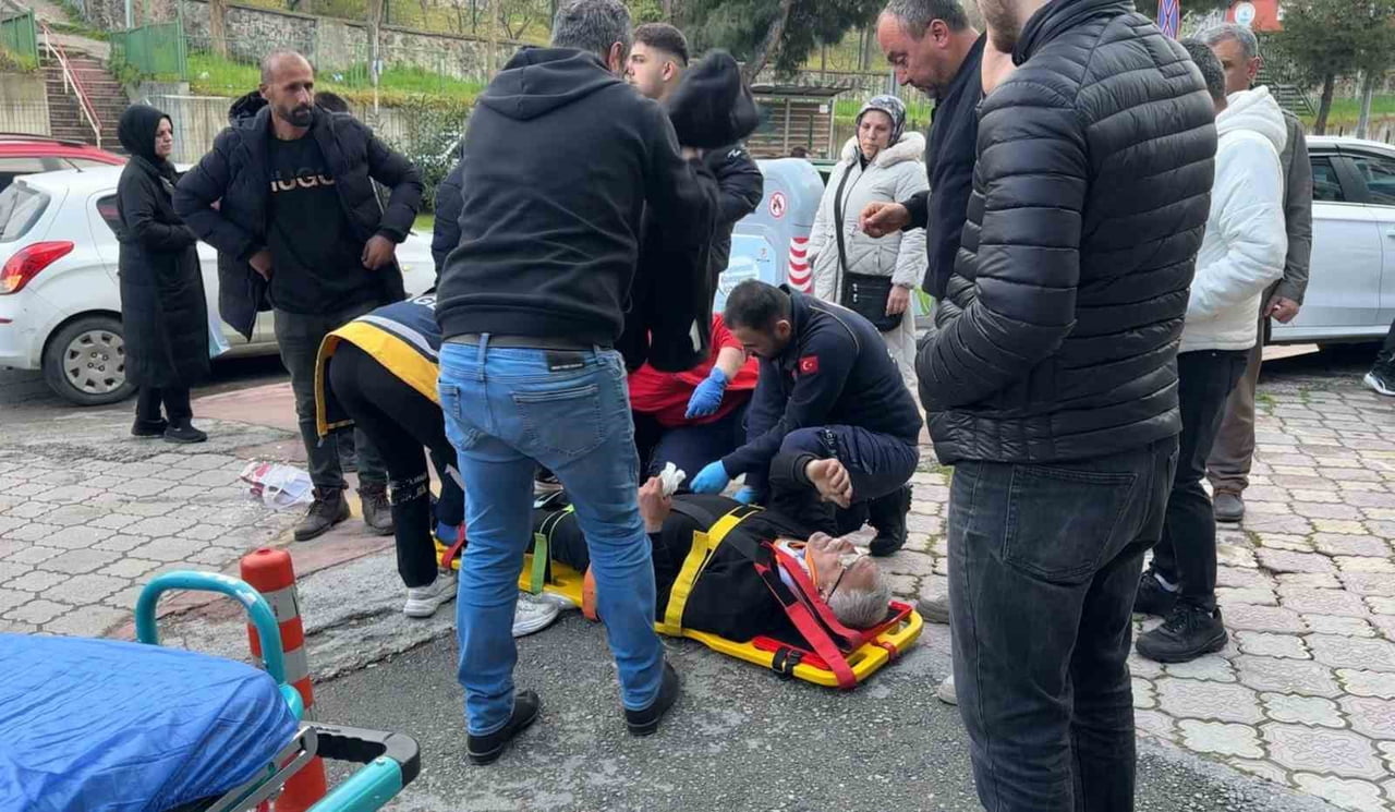 SAMSUN’DA DİREKSİYON HAKİMİYETİNİ KAYBEDEN 20 YAŞINDAKİ SÜRÜCÜ, KALDIRIMDA BEKLEYEN YAŞLI ADAMA...