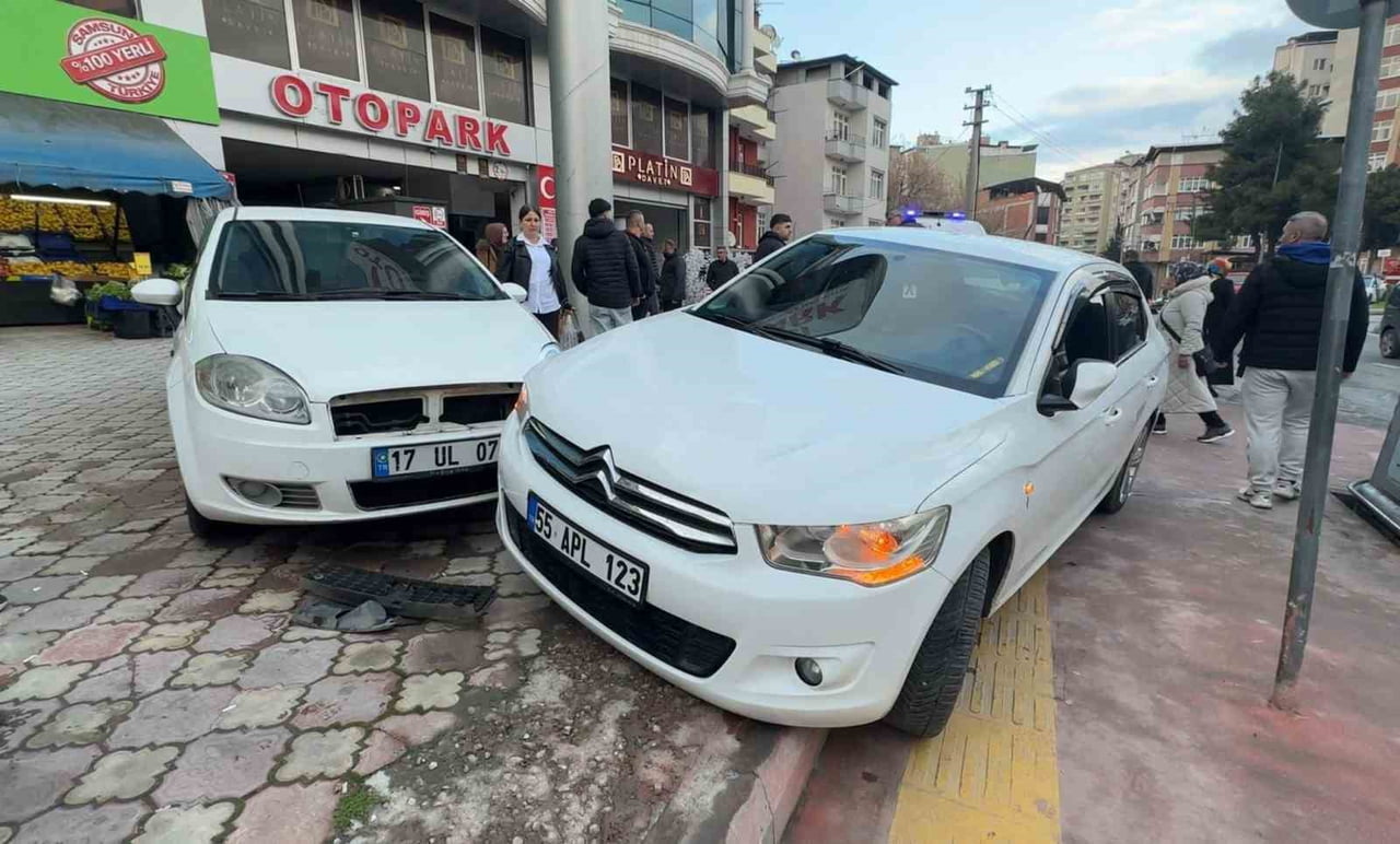 SAMSUN’DA DİREKSİYON HAKİMİYETİNİ KAYBEDEN 20 YAŞINDAKİ SÜRÜCÜ, KALDIRIMDA BEKLEYEN YAŞLI ADAMA...