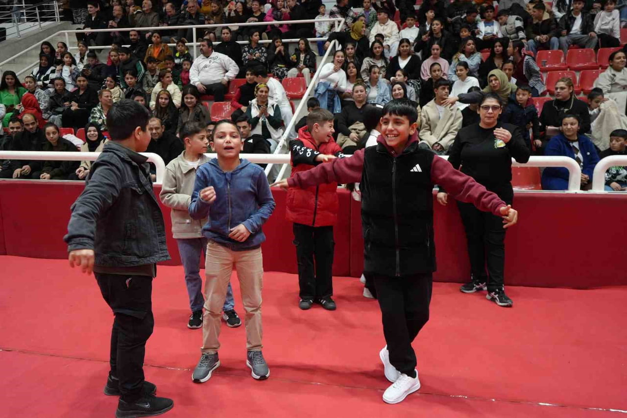 SAMSUN’DA DÜZENLENEN DÜNYA ROMANLAR GÜNÜ ETKİNLİĞİNDE ROMAN VATANDAŞLARIN DANS GÖSTERİLERİ BEĞENİ...