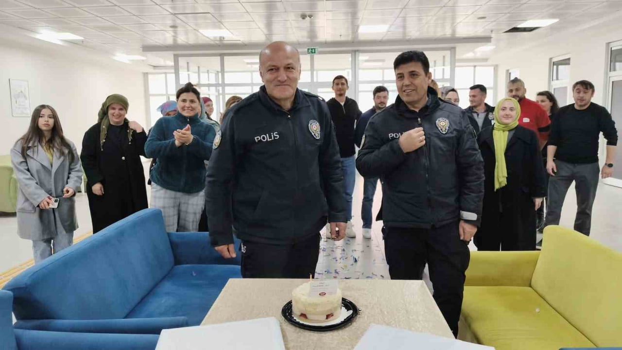SAMSUN’DA KIZ ÖĞRENCİ YURDUNDA "OLAY VAR" İHBARI ÜZERİNE GELEN POLİS EKİPLERİNE PASTA  KESİLİP...