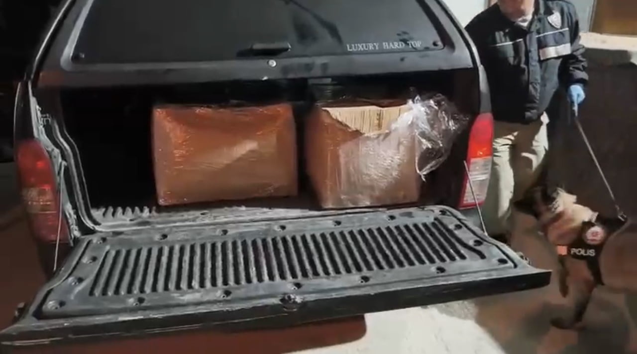 SAMSUN’DA NARKOTİK EKİPLERİNCE DURDURULAN İKİ ARAÇTA YAPILAN ARAMADA KOLİLER İÇİNE GİZLENMİŞ 165...