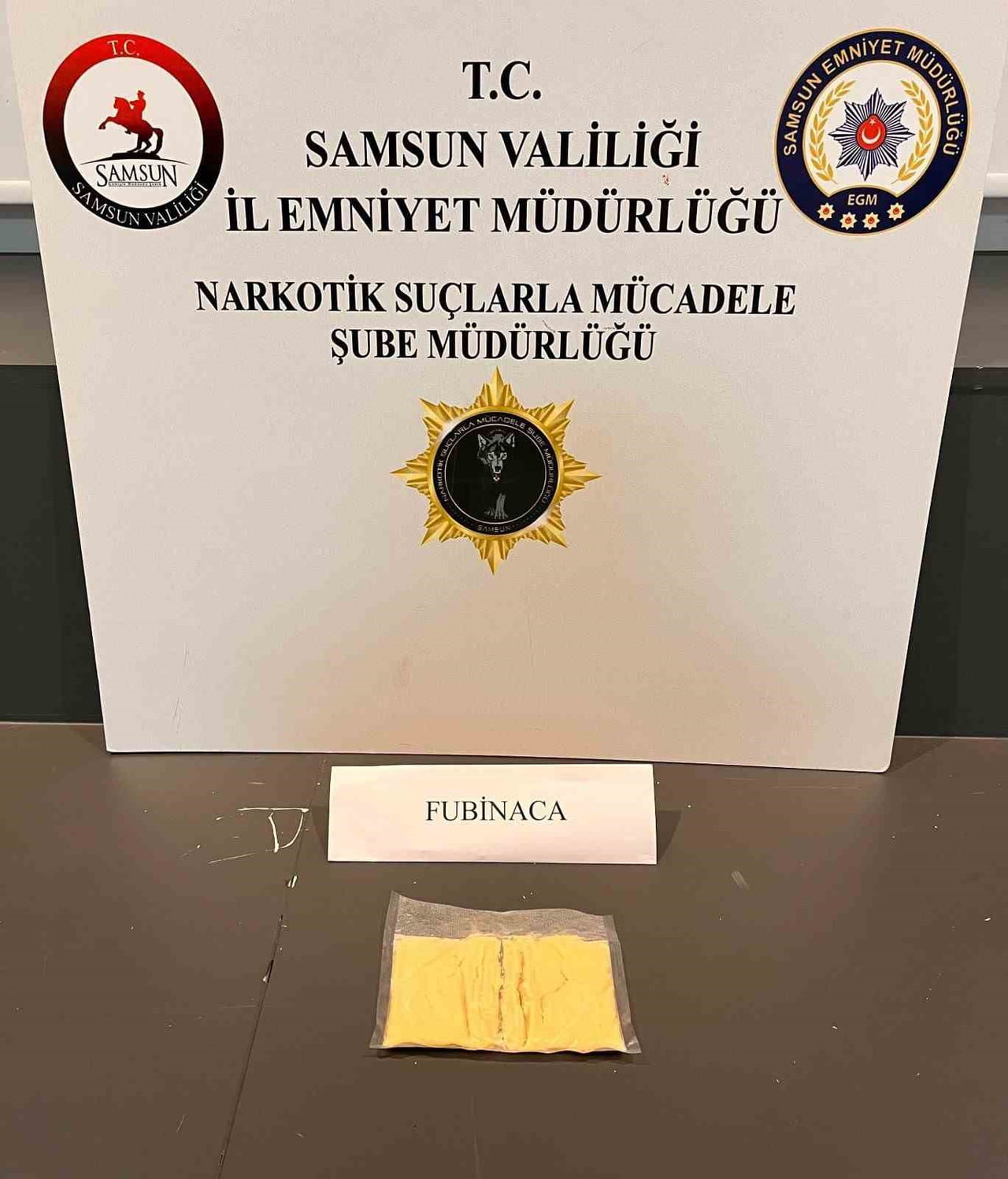SAMSUN’DA NARKOTİK EKİPLERİNİN DÜZENLEDİĞİ OPERASYONDA SENTETİK UYUŞTURUCU ELE GEÇİRİLİRKEN, 1...