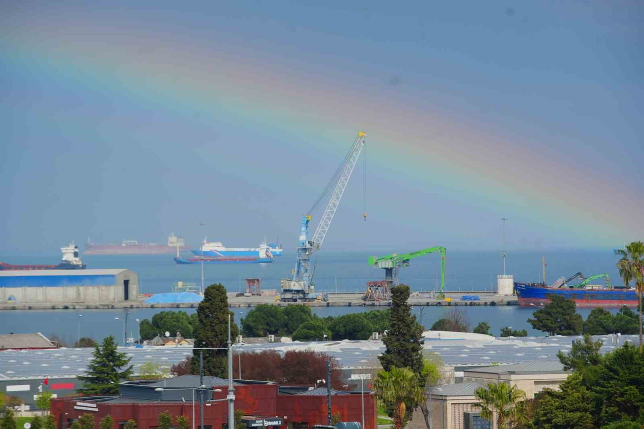 SAMSUN’DA ÖĞLE SAATLERİNDE ETKİLİ OLAN KISA SÜRELİ YAĞIŞIN ARDINDAN DENİZ ÜZERİNDE OLUŞAN...