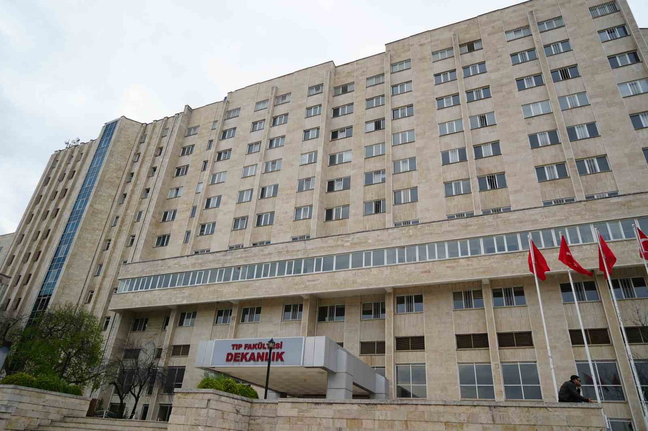 SAMSUN’DA ÖĞRENCİLERİ TAŞIYAN SERVİS ARACININ KARIŞTIĞI TRAFİK KAZASINDA SAĞ KOLU KOPAN 16...