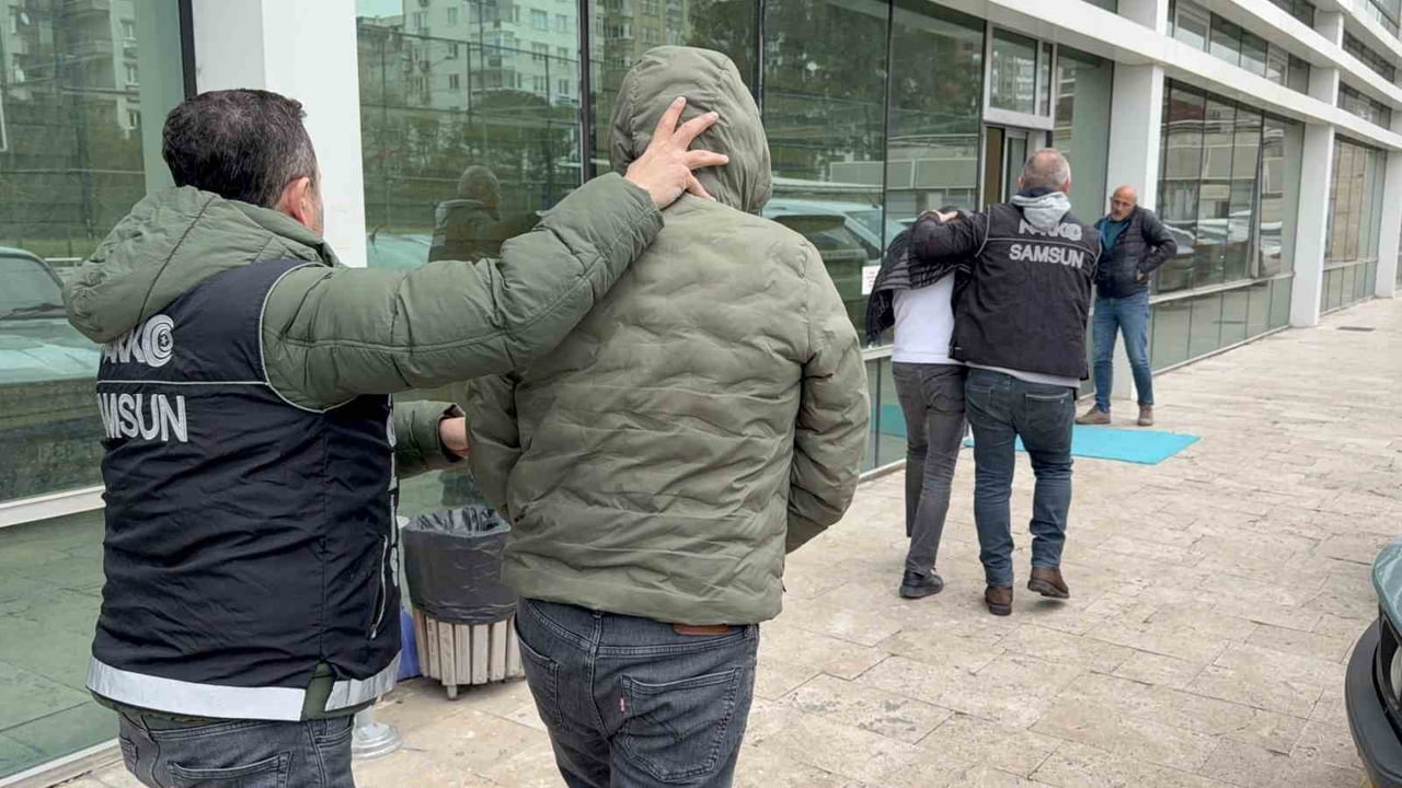 SAMSUN’DA UYUŞTURUCU TİCARETİ SUÇUNDAN GÖZALTINA ALINARAK ADLİYEYE SEVK EDİLEN 4 KİŞİDEN BİRİ...