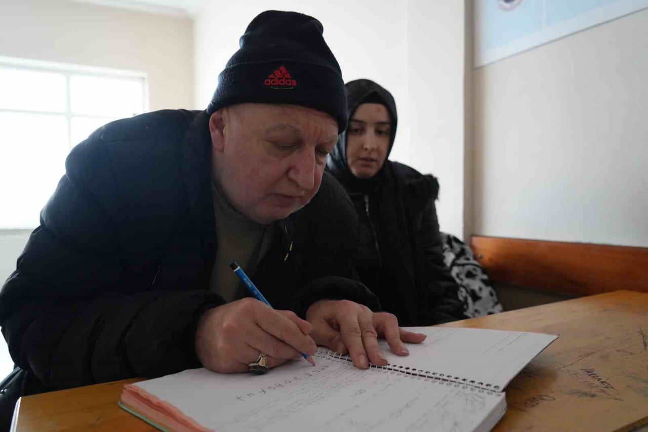 SAMSUN’DA YAŞAYAN 56 YAŞINDAKİ MUSTAFA ARTUÇ İLE 35 YAŞINDAKİ KIZI EDANUR ARTUÇ, OKUMA YAZMA...