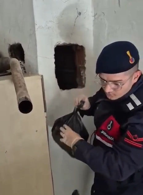 SAMSUN TEKKEKÖY’DE JANDARMA EKİPLERİNİN OPERASYONUNDA 2 BİN 200 SENTETİK ECZA HAPI ELE GEÇİRİLDİ...