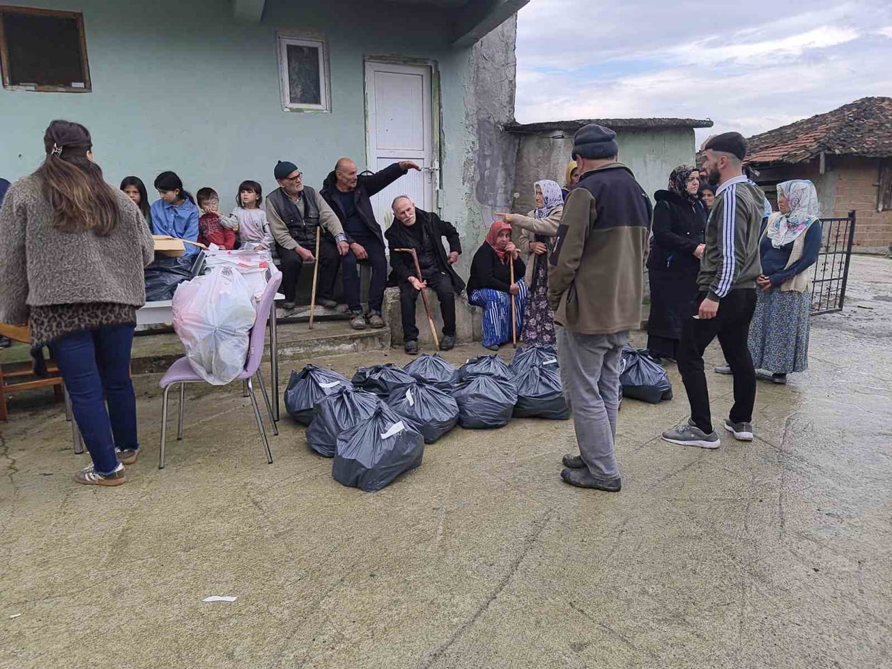 SAMSUN’UN ALAÇAM İLÇESİNE BAĞLI GÜMÜŞOVA MAHALLESİ’NDE ÖRNEK BİR YARDIMLAŞMA VE DAYANIŞMA...