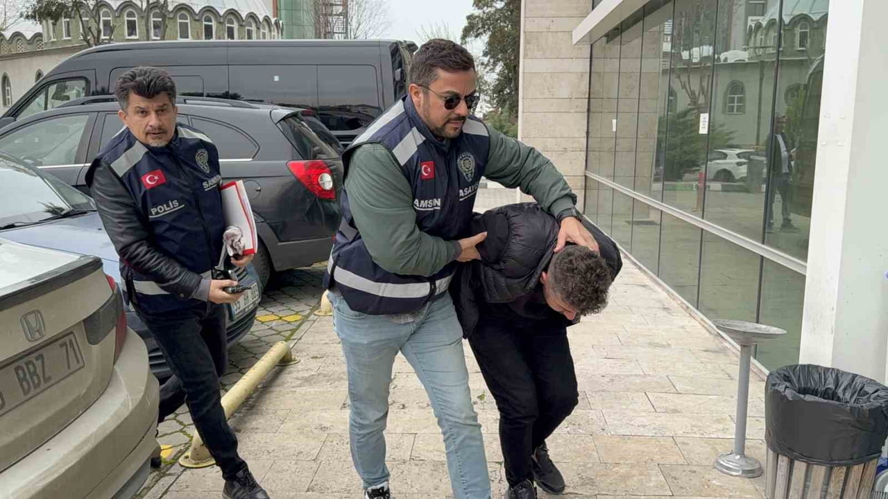 SAMSUN’UN ATAKUM İLÇESİNDE BİR KADININ BOYNUNDAKİ ALTIN ZİNCİRİ "BAKARMIŞIM" BAHANESİYLE DURDURUP...