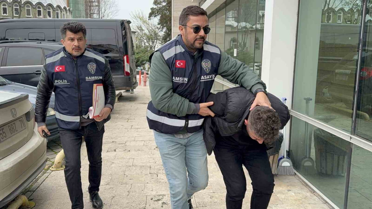 SAMSUN’UN ATAKUM İLÇESİNDE BİR KADININ BOYNUNDAKİ ALTIN ZİNCİRİ "BAKARMIŞIM" BAHANESİYLE DURDURUP...