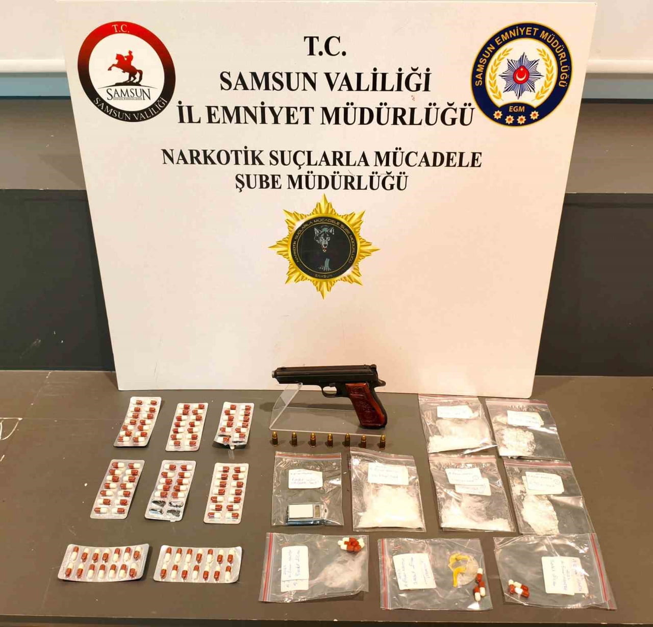 SAMSUN’UN ATAKUM İLÇESİNDE DÜZENLENEN OPERASYONDA BİR ŞAHSIN İKAMETİNDE UYUŞTURUCU MADDE VE...