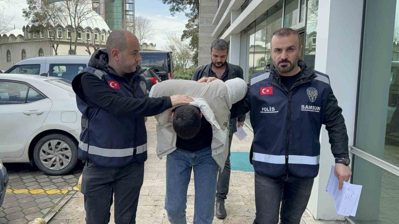 SAMSUN’UN ATAKUM İLÇESİNDE GENÇ BİR KADINI TAKİP EDEREK SOKAK ORTASINDA ELLE TACİZDE BULUNAN 17...