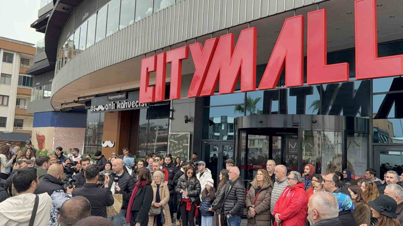 SAMSUN’UN ATAKUM İLÇESİNDE RUHSATSIZ OLDUĞU GEREKÇESİYLE MÜHÜRLENEN CİTYMALL AVM’NİN YENİDEN...