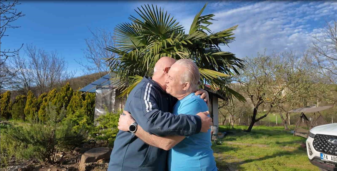 SAMSUN’UN BAFRA İLÇESİNDE ÇOCUK YAŞTA BİRBİRİNDEN AYRILAN 2 ARKADAŞ, YAKLAŞIK YARIM ASIR SONRA İLK...