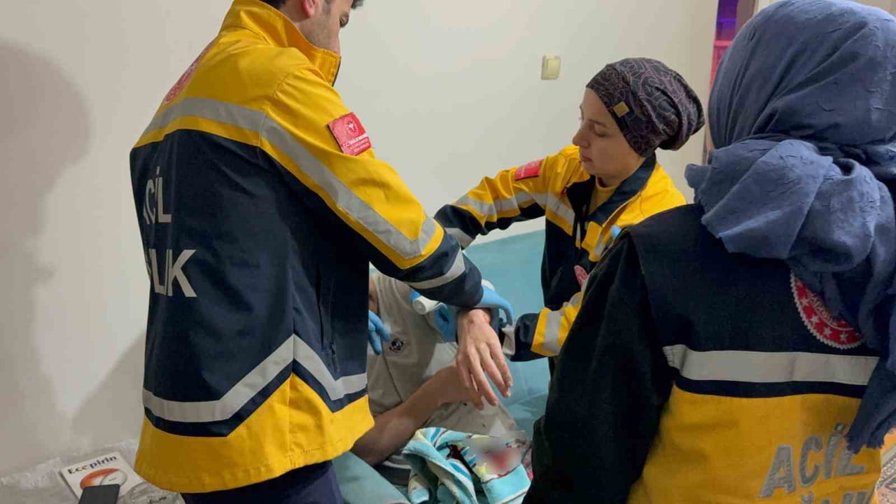 SAMSUN’UN İLKADIM İLÇESİNDE KOMŞULAR ARASINDA ÇIKAN TARTIŞMADA N,K., BALTALI SALDIRIDAN BABASINI...