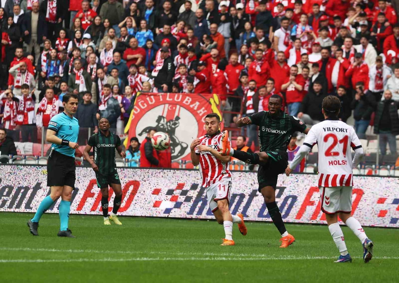 SAMSUNSPOR - KONYASPOR MAÇININ İKİNCİ YARISINDAN KARELER.