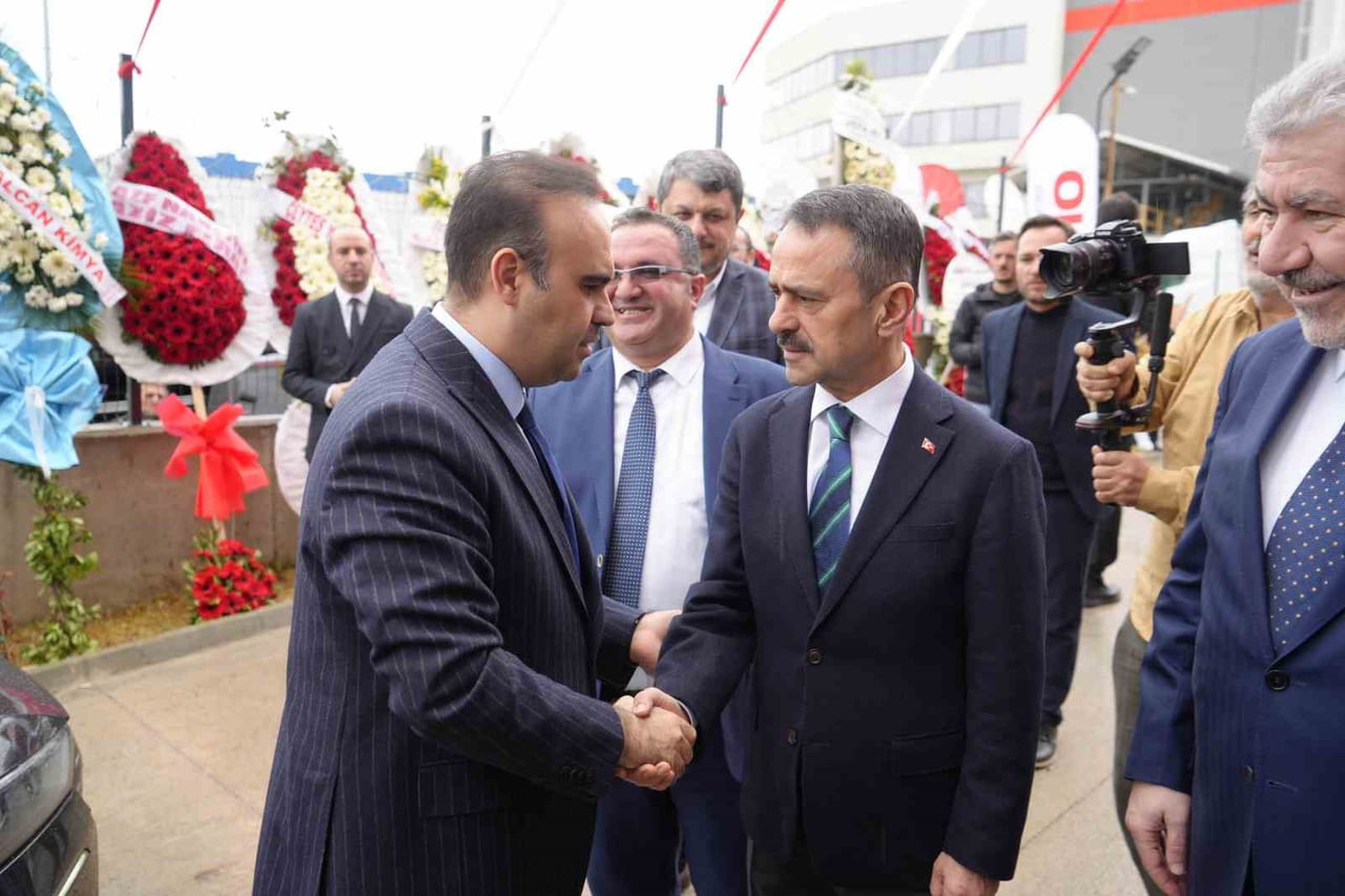 SANAYİ VE TEKNOLOJİ BAKANI MEHMET FATİH KACIR,  KOCAELİ'NİN DİLOVASI İLÇESİNDEKİ BİR YAPI...