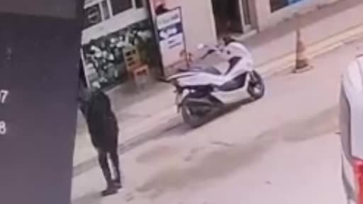 Sandalyeyle kendini savundu, bıçaklanmaktan kurtulamadı: O anlar kamerada