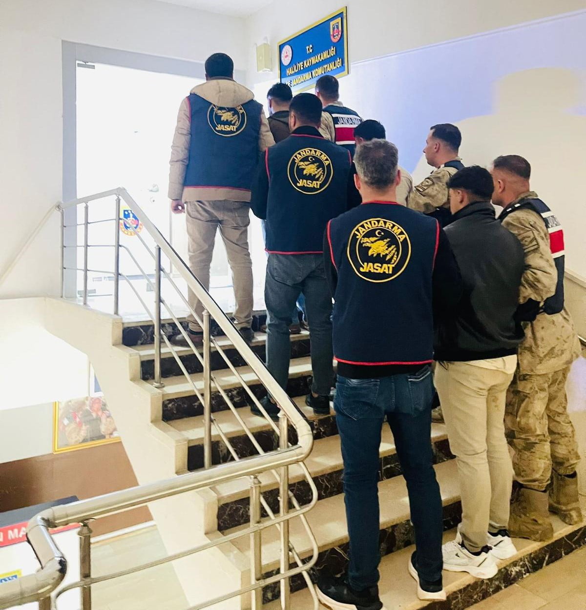 ŞANLIURFA'DA BİR BAĞ EVİNDEN YAKLAŞIK 300 BİN LİRA DEĞERİNDE EŞYA ÇALDIKLARI İDDİASIYLA GÖZALTINA...