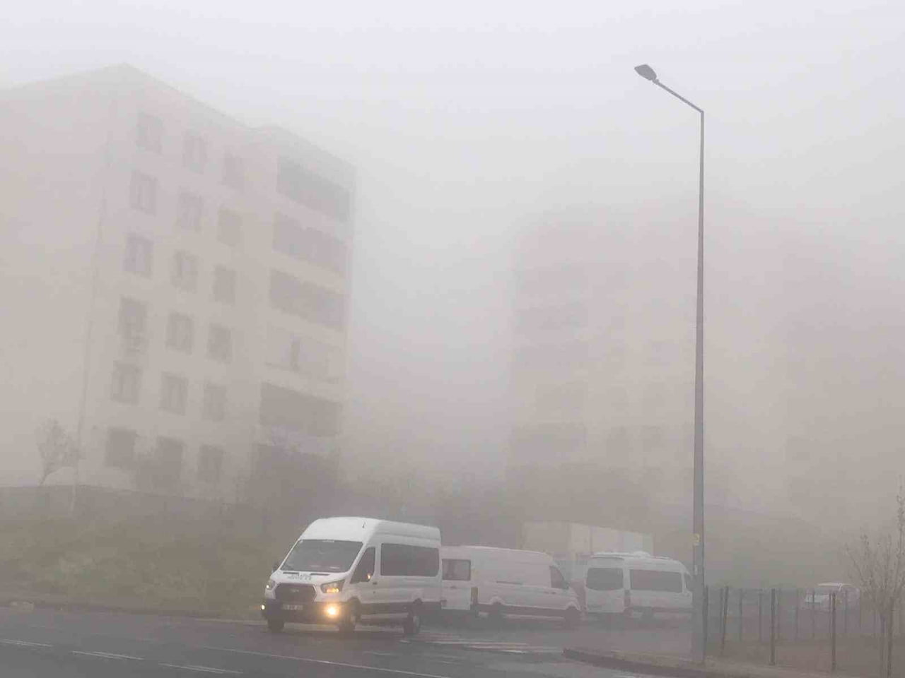 ŞANLIURFA'DA GECE ETKİLİ OLAN SAĞANAK YAĞIŞIN ARDINDAN SABAH SAATLERİNDE YOĞUN SİS OLUŞTU, GÖRÜŞ...