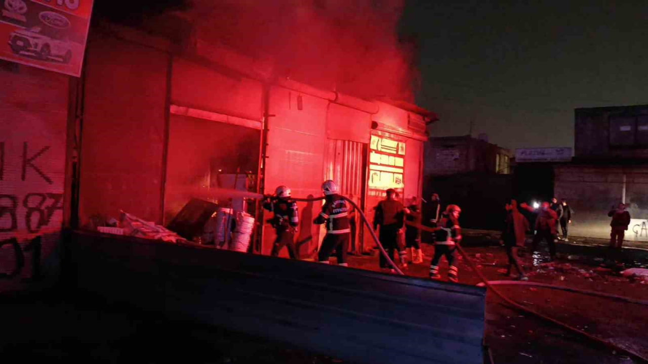 ŞANLIURFA'DA HURDACI DÜKKANINDA KORKUTAN YANGIN