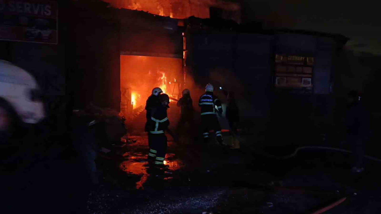 ŞANLIURFA'DA HURDACI DÜKKANINDA KORKUTAN YANGIN